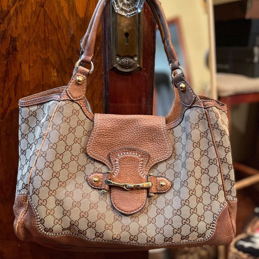 I’m selling a Gucci bag!